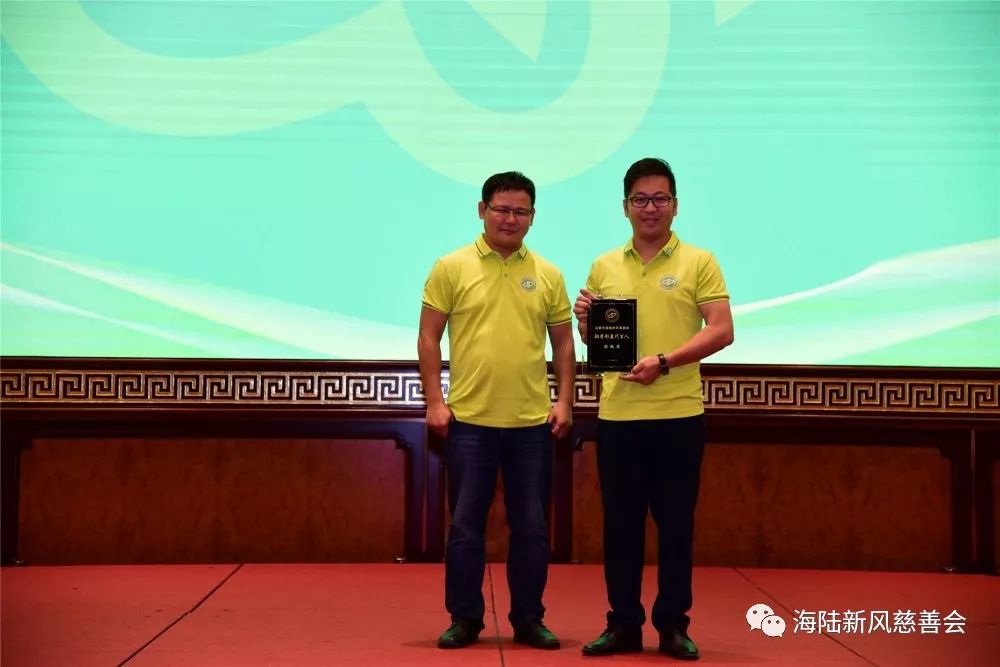 黄生利先生,刘佑展先生颁发牌匾会长曾向锋为永远名誉会长许剑伟先生