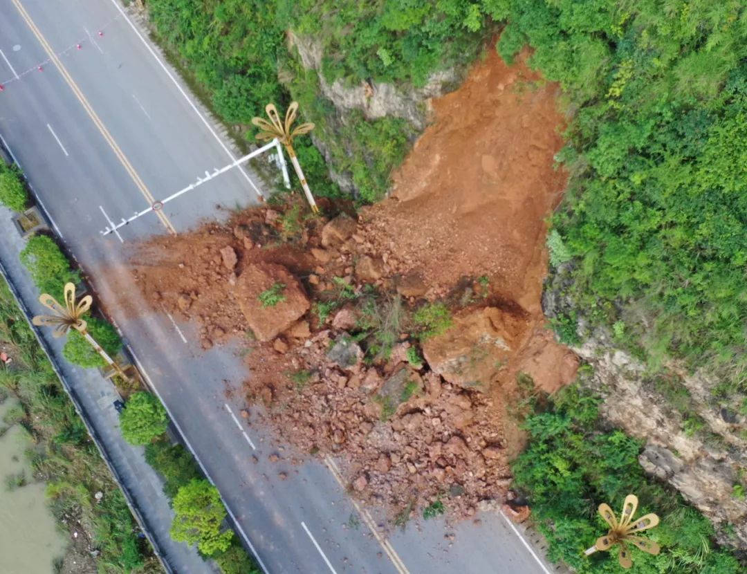 镇远发生山体滑坡凯里太阳河涨水阻断公路凯里的哥不占三毛钱便宜被