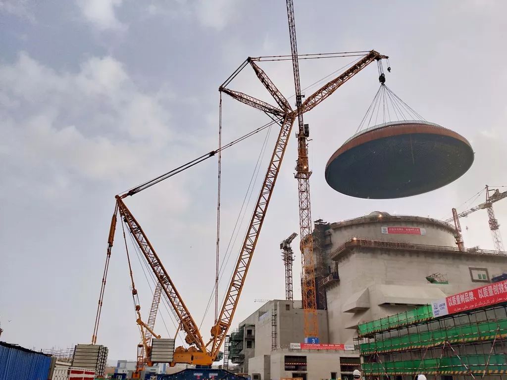 动态3000吨履带式起重机为海外华龙首堆成功加冠