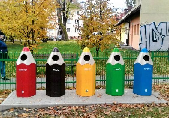 将垃圾分类走进校园,使资源循环再利用,节省资源,更加装饰了校园环境