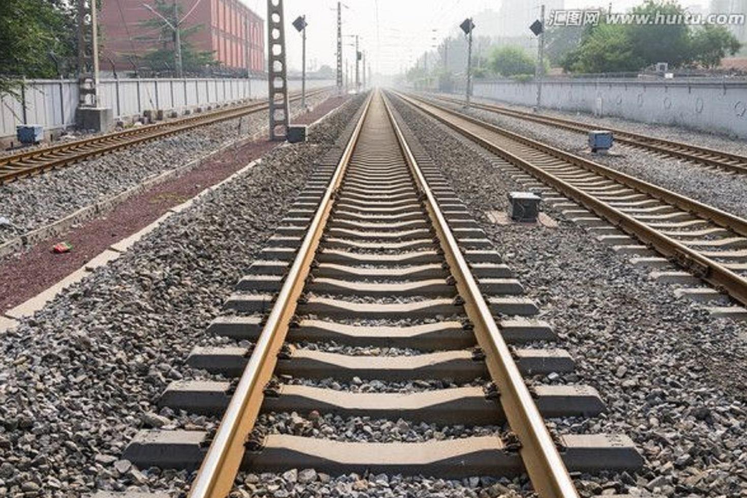 为什么火车铁轨下面都有一层铺路石呢高铁下面却没有