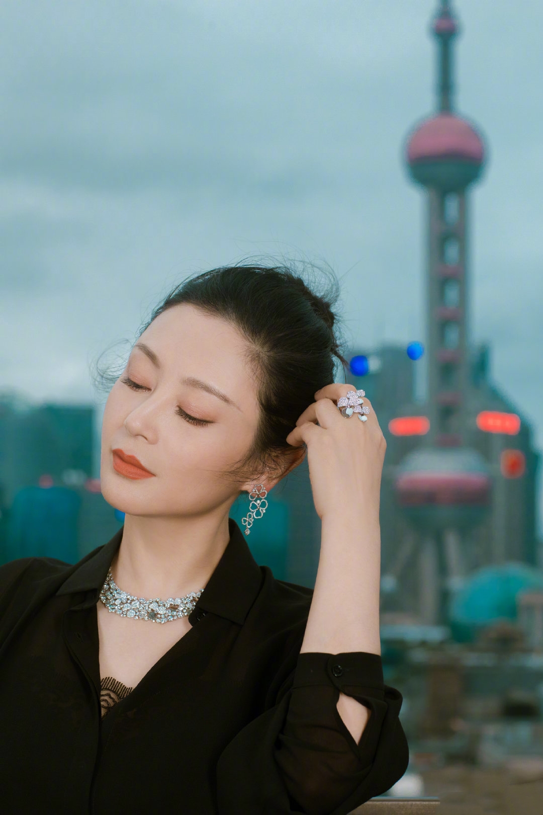 陈红时隔多年首曝高清现照一身黑裙50岁美得高调陈飞宇超像她