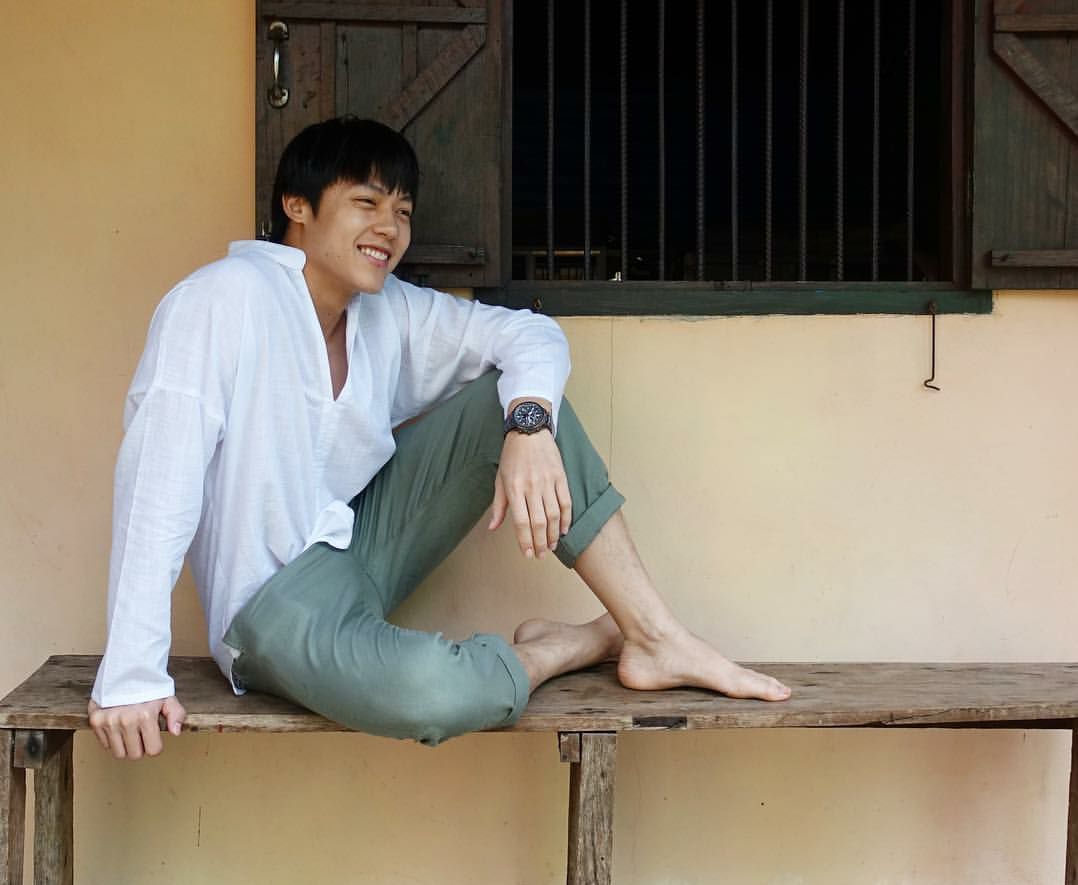 出了名"会过日子"的mark哥,棉麻白衬衫 葛优瘫,硬是躺出了一种"世外