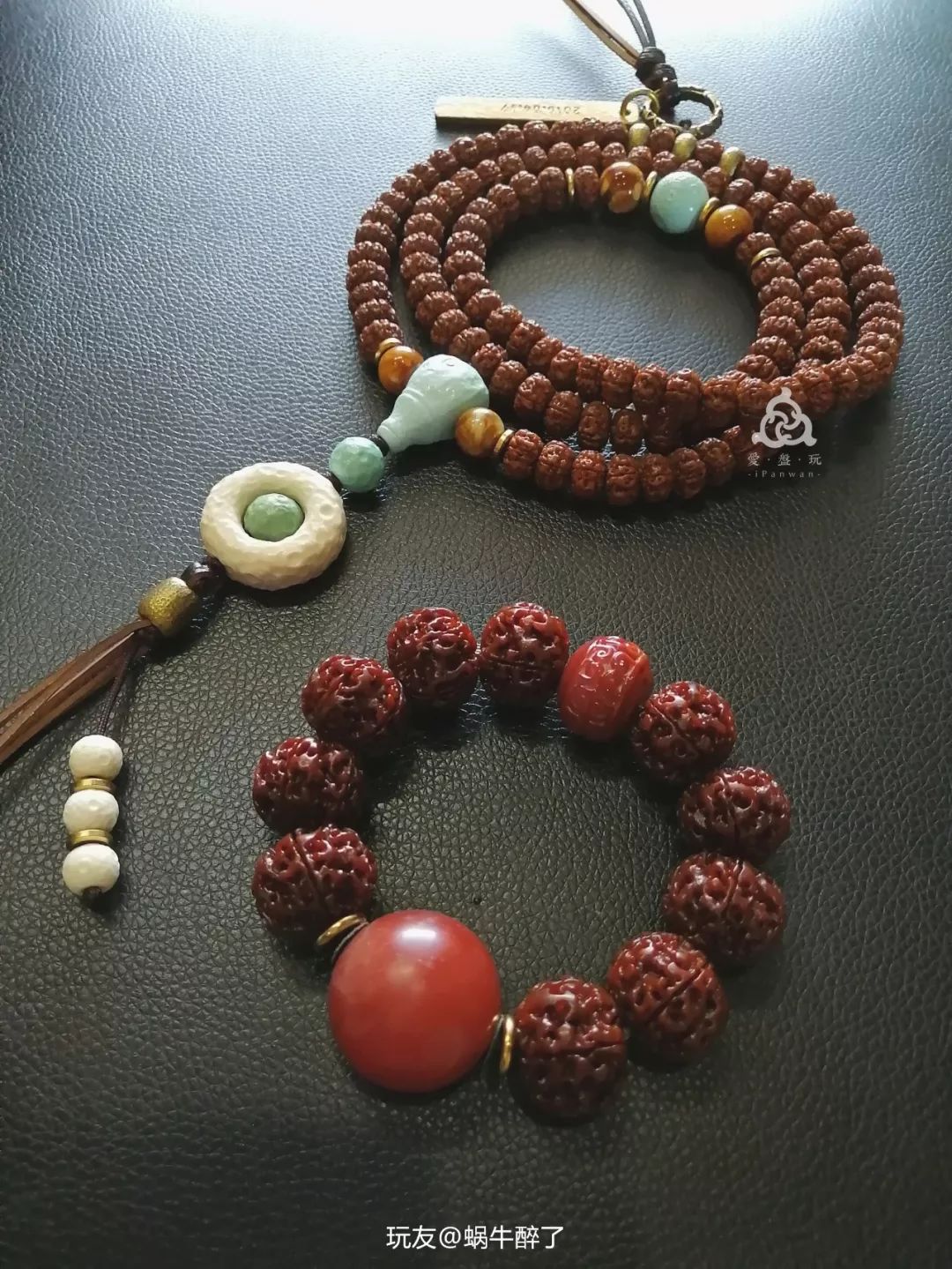 流苏采用了牛皮绳,一般弟子珠都是成对出现,他采用了不对称的设计