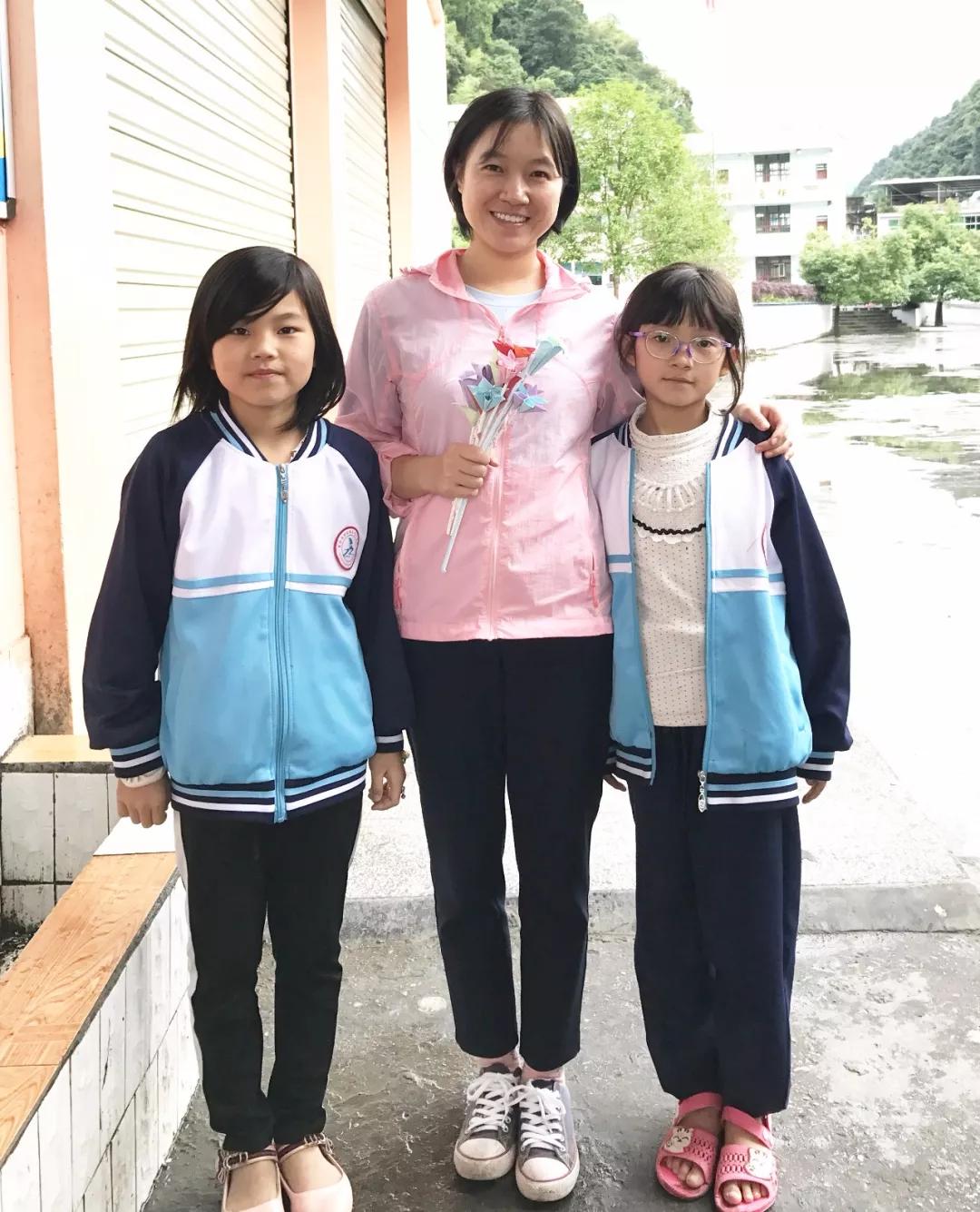 莉珍与学生合影