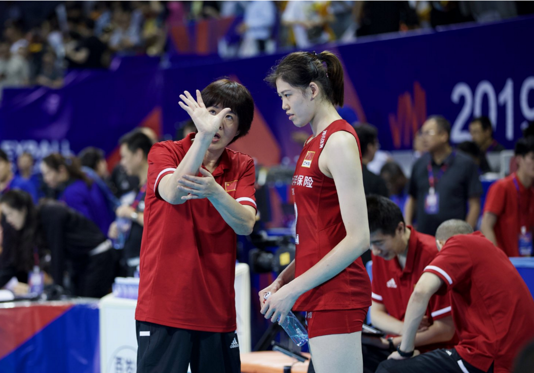 传帮带!张常宁刘晓彤暂停给李盈莹讲战术 郎平赛后亲自面授机宜