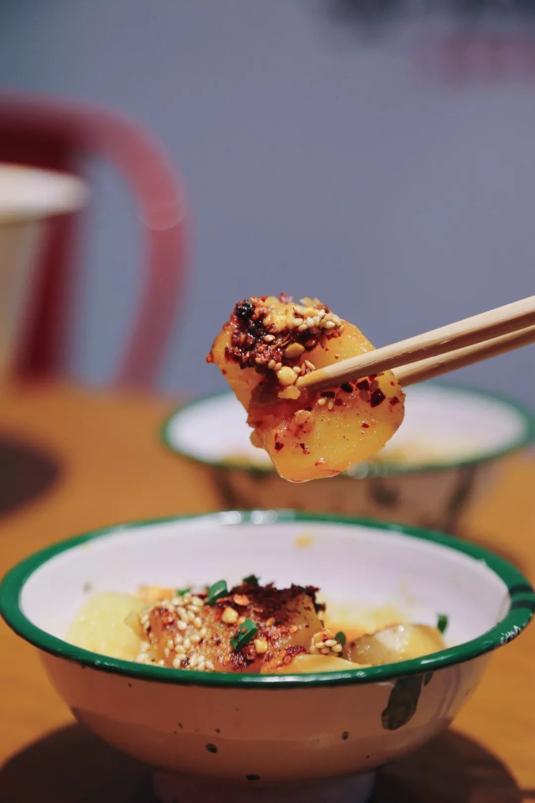 老板说:"这是杭州zui好吃的成都小吃!