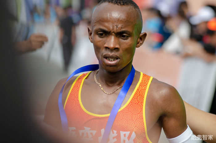 马拉松项目的黑人选手也率先冲刺,在长跑项目方面,黑人运动员的身体