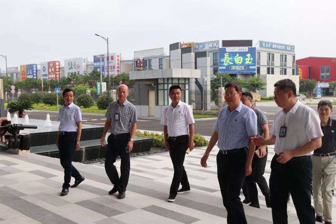 市委书记王春金带队到水头调研中美贸易摩擦对企业的影响情况