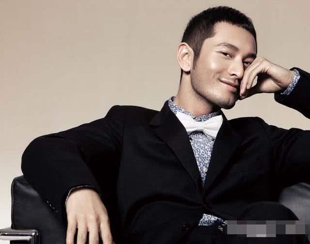 黄晓明的寸头很有感觉,留着性感的小胡子,再搭配上帅气迷人的西装