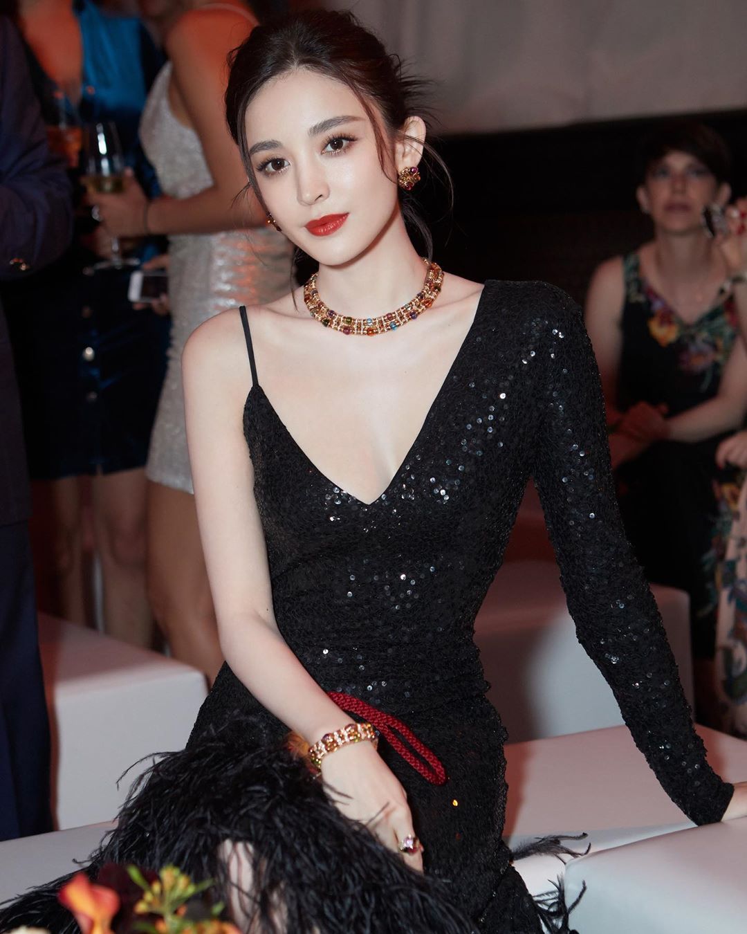古力娜扎黑色吊带裙拍时尚大片,真是衣服架子!