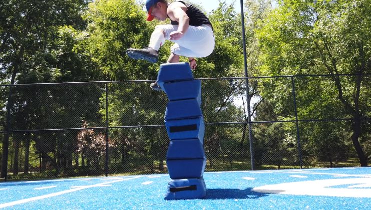 巨石达阵橄榄球教练王春吉任何困难都是可以突破的