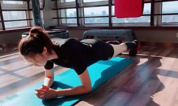 前女排主将惠若琪,退役也没把锻炼抛弃,难怪众人偏爱她!_健身
