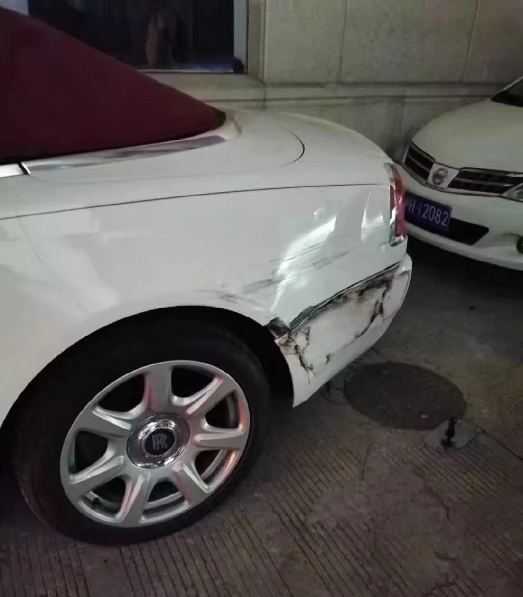 上海蔚来撞劳斯莱斯车祸事故监控视频公布