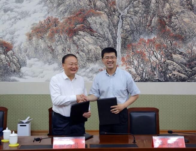 郧西县副县长王满,张子昂参加.