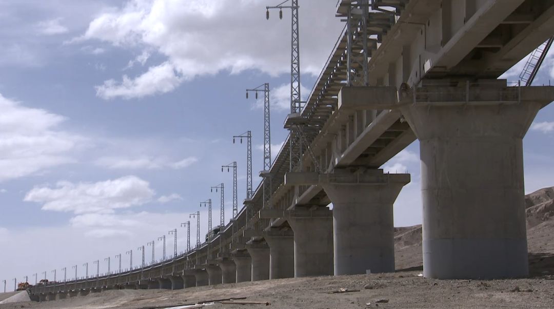 据中铁二十二局集团格库铁路项目经理耿爱民介绍,格库铁路是成都