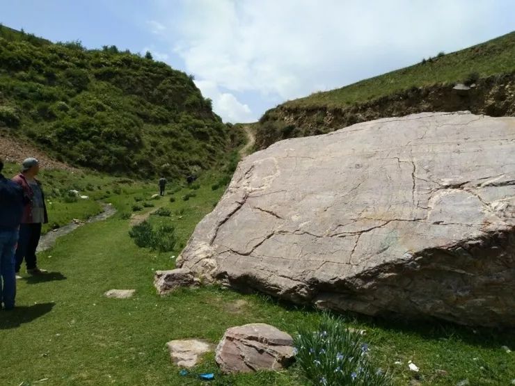 这处瀑布位于大通县城关镇叶家口村,距离城关镇约5km,距离大通县城约