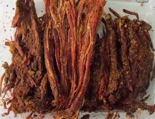 云南牛肉冷片云南牛肉冷片是云南传统菜肴,因为牛肉冷片便于保存和