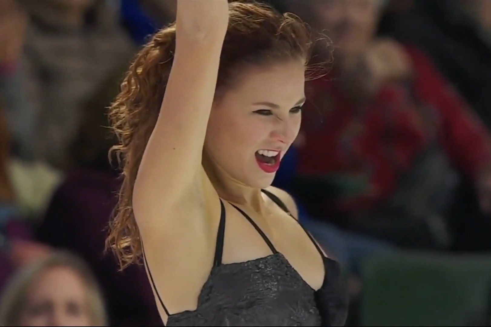 法国美女完成比赛后收获了满场的毛茸玩具