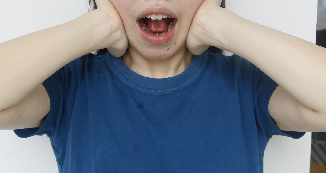 step1:在下颚角比较突出的一边,以打圈的方式在颧骨下方到下颚线的