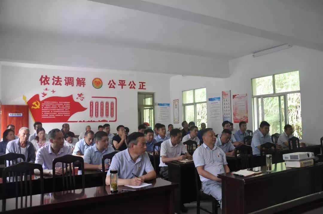 村扶贫工作队队长,省政府政策研究室汪木森处长为全体党员上"不忘初心