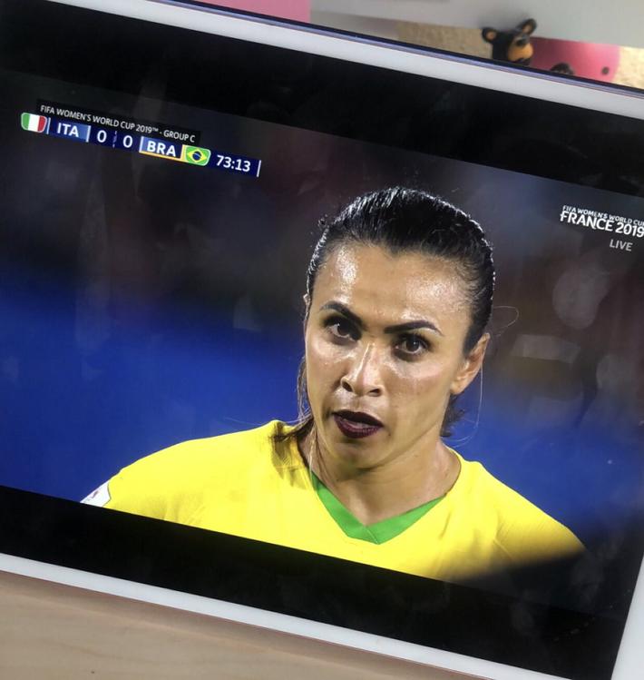 玛塔涂深色口红上阵破纪录赛后承认是代言产品