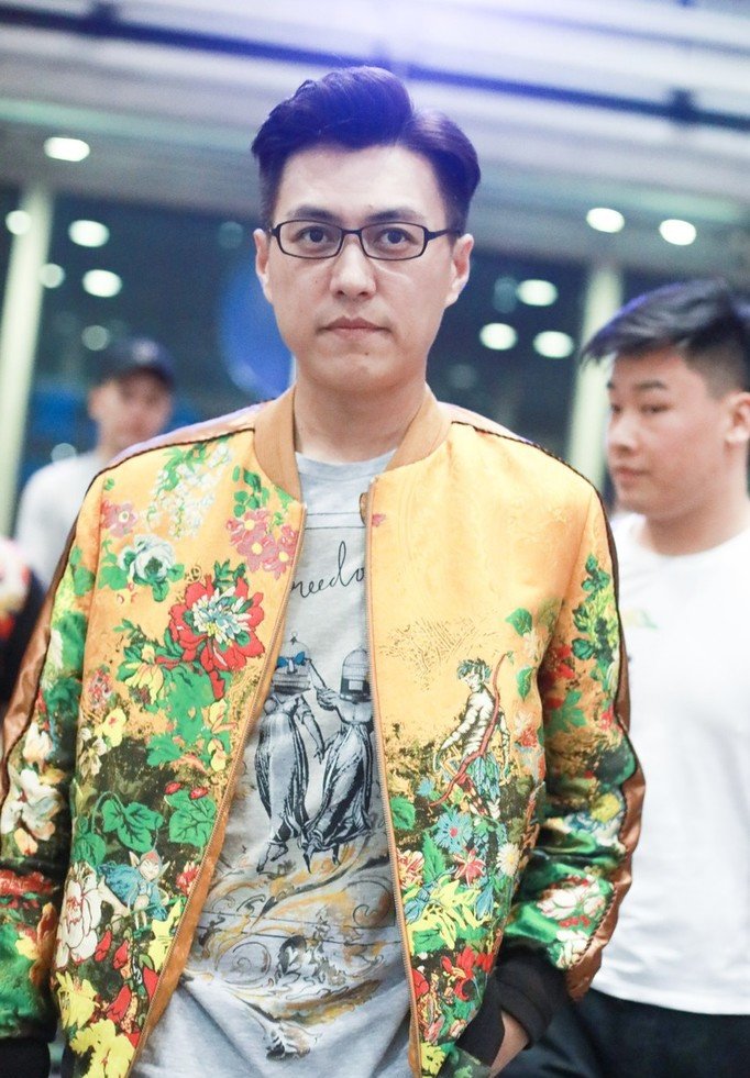 原创最男人味的三七分发型靳东新发型搭花夹克造型换休闲装更型男