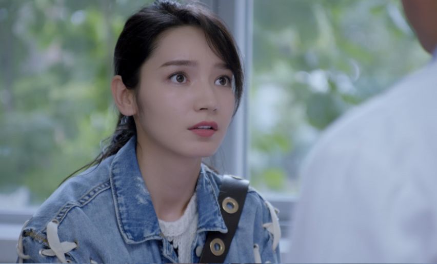 除了电视剧之外,代斯还主演了推理悬疑电影《生死语者·秦明》,饰演