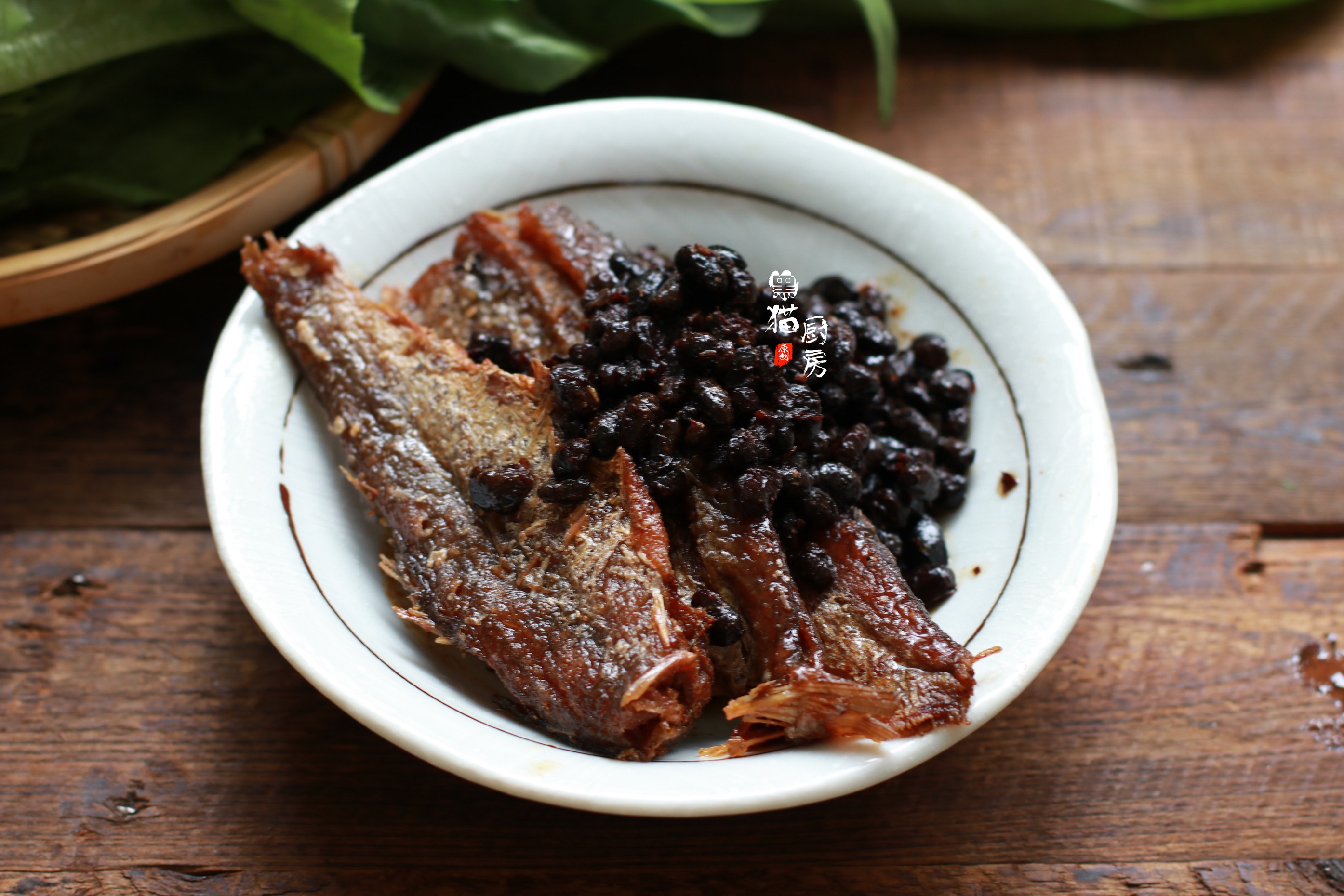 鲮鱼罐头一个,打开后,倒出鲮鱼,还有豆豉,因为用油浸渍着的,所以罐头