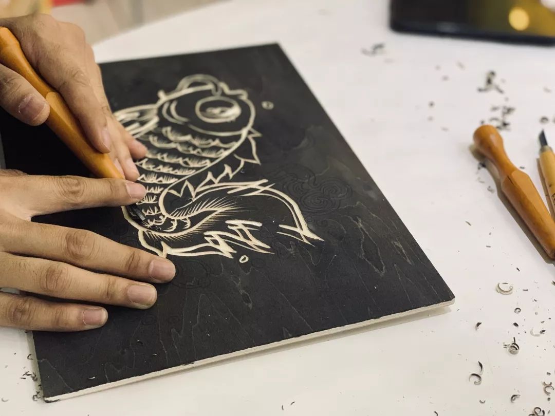 具体说是以刀或化学药品等在木,石,麻胶,铜,锌等版面上雕刻或蚀刻后