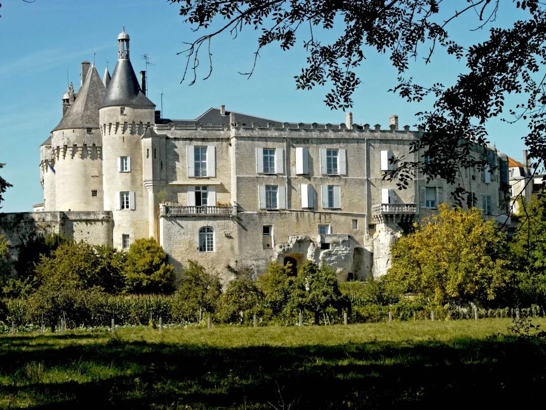 区荣扎斯镇建起了一座盛极一时的大酒堡,开启了他的干邑酿造事业,这就