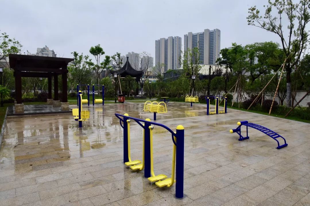 居民在辅助健身器材运动后,可以在健身区东北角的中式花架下乘凉休憩.