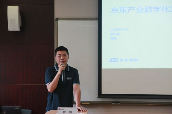图为曹鹏为智慧企业家授课华为中国区运营商业务部行业市场总监李翔宇