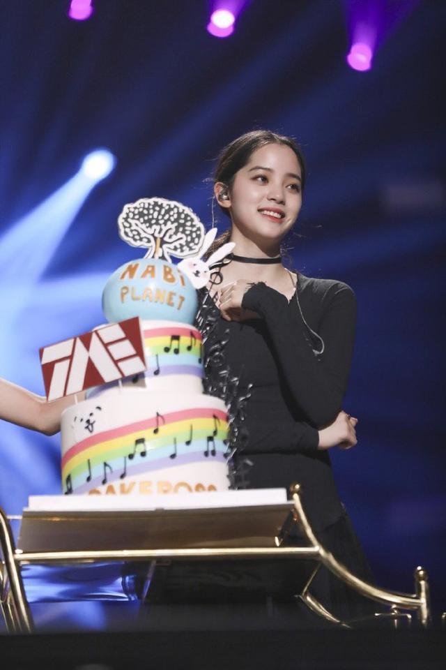 欧阳娜娜又开音乐会宠粉了19岁生日会美成仙女颜值撑起全场
