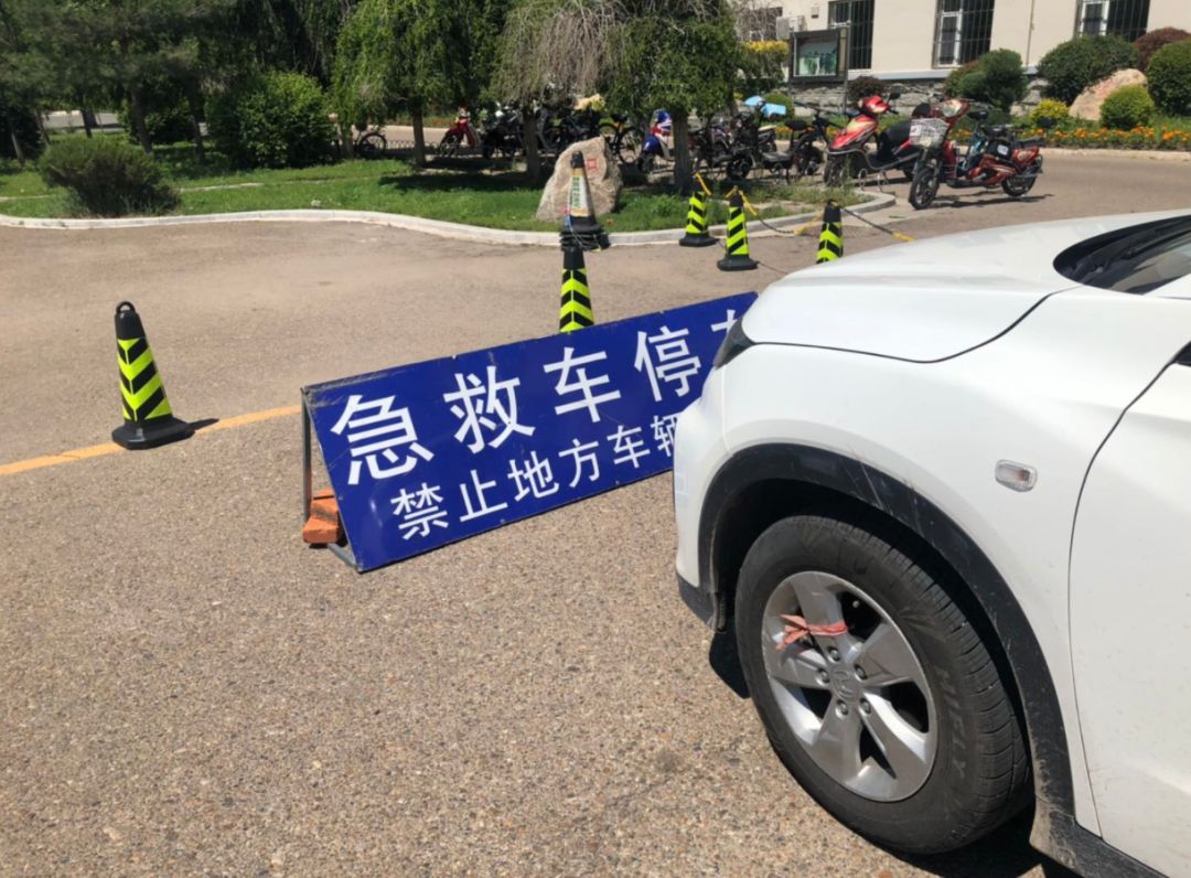 白城三二一医院内,去看望住院的妈妈,就看见一个私家车把救护车专用