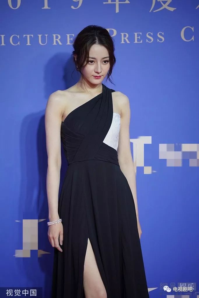 迪丽热巴穿斜肩长裙走路带风