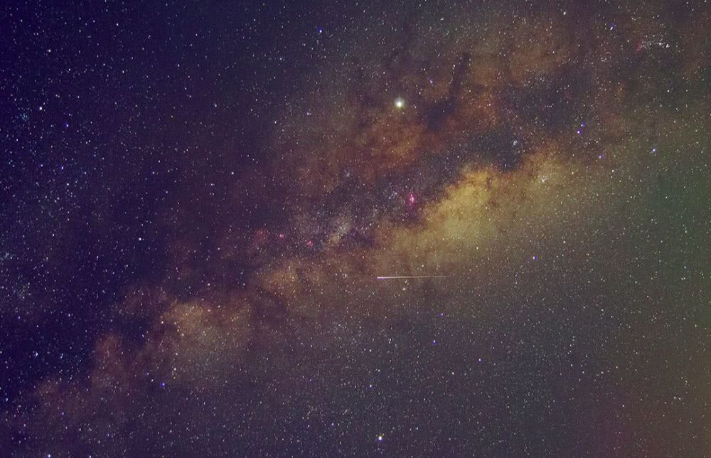 在晴朗无月的夜晚,远离喧嚣的城市,抬头就能看到满天繁星.