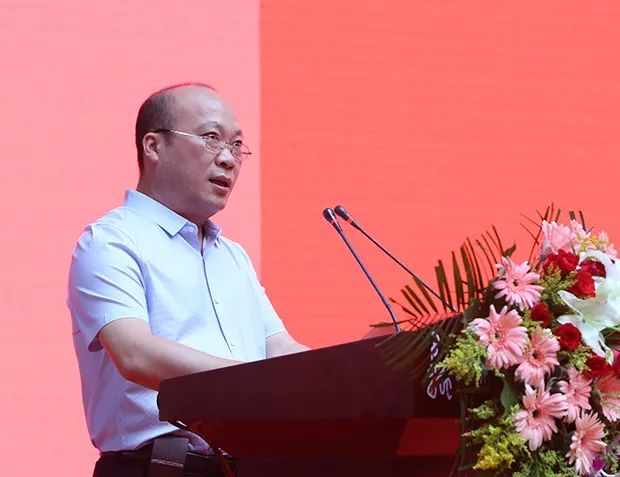 我校2019届护理学院本科毕业生刘瀚临父亲刘建立发言基层医务工作者