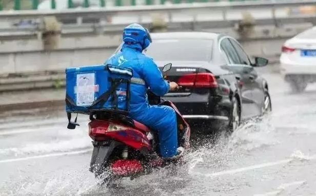 老记送外卖:大雨中奔跑的外卖小哥,他们心中藏着多少辛酸?