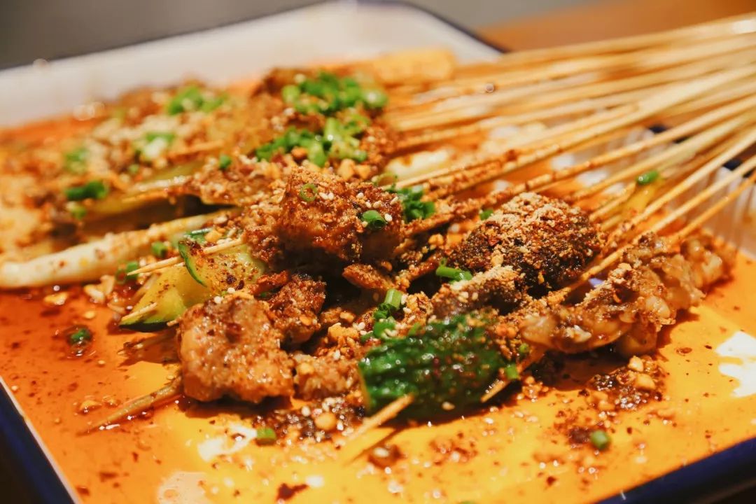 干拌串串是颇受成都本地人欢迎的吃法, 串串烫好,撒上料,滚上两遭就