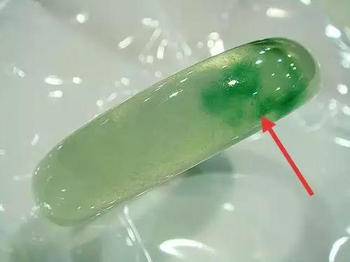 特意另外找一张染绿的实物手镯,它表面的酸蚀纹就是很明显的密密麻麻