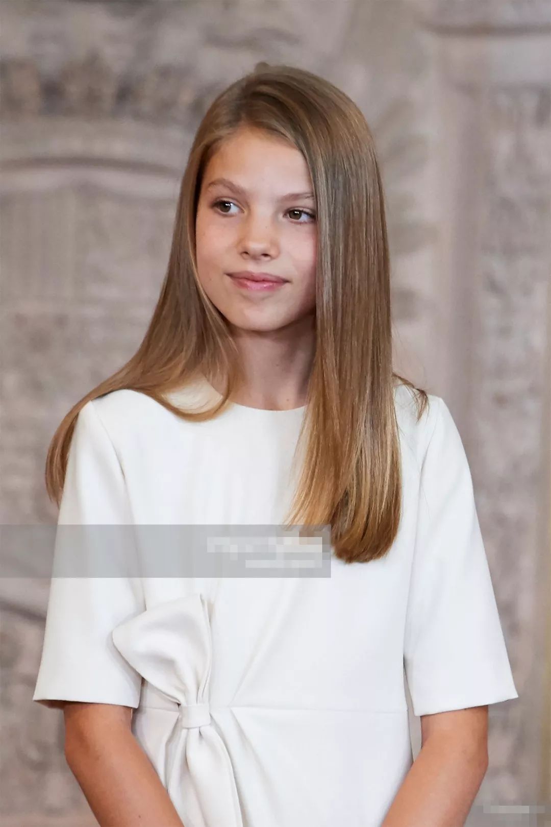 索菲亚小公主穿了一件短袖白色连衣裙,款式修身,她披着一头金色的长发