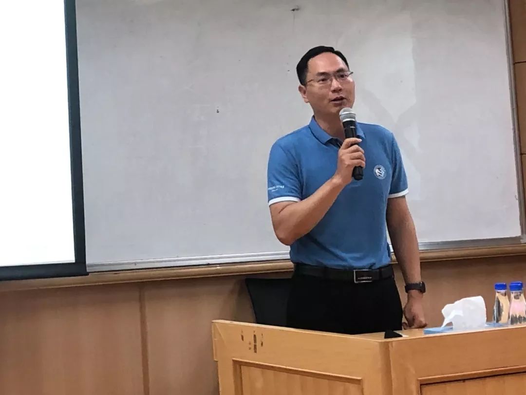 讲座开始前,厦门大学管理学院副院长吴超鹏教授向在座的各位企业家