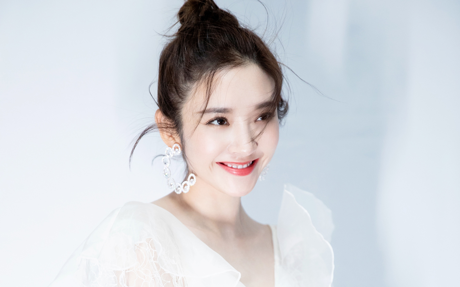 唐艺昕灵动少女风写真,梨涡浅笑,甜美清新!