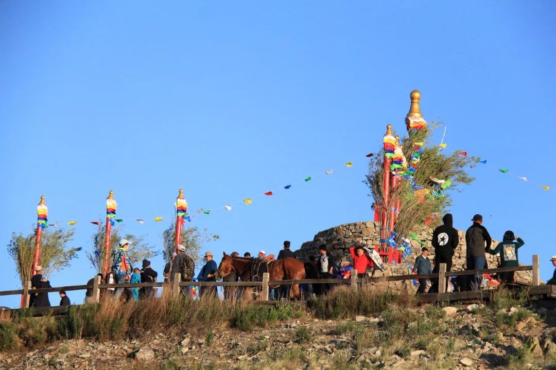 呼伦贝尔宝格德乌拉山祭祀引万人朝圣场面壮观67