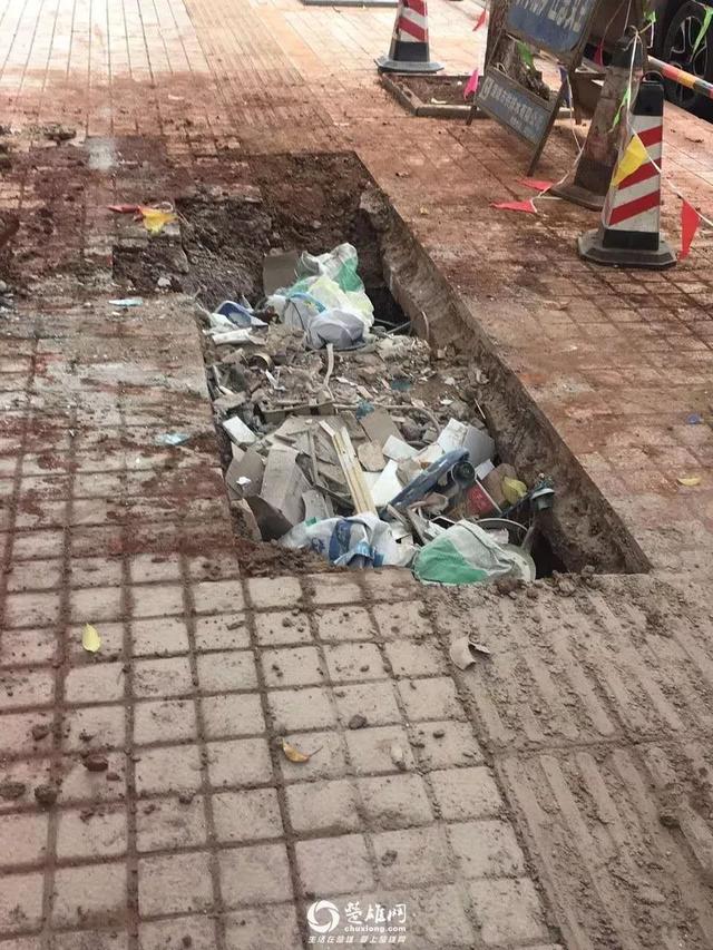 网曝楚雄人行道自来水爆管,修复后回填土用"垃圾"填充,你怎么看?