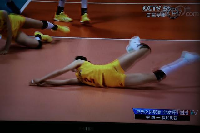 打降级队伍女排也不松懈 朱婷全场得15分这1球倒地救球显队长风范