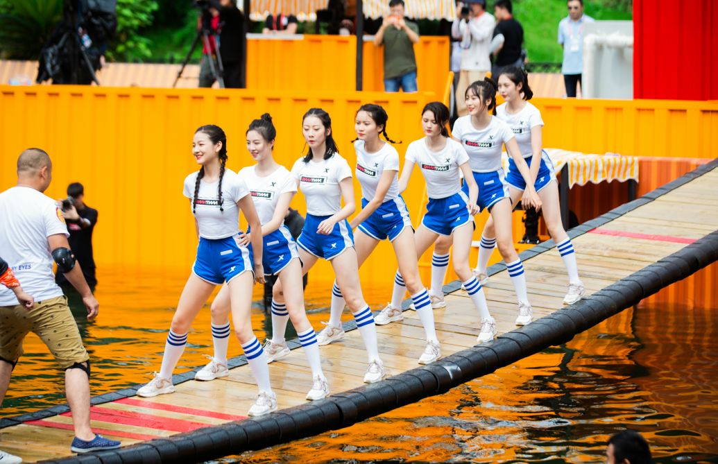 清一色大长腿,今年绵羊队小姐姐颜值爆表哟!不愧是最强摇桥担当!