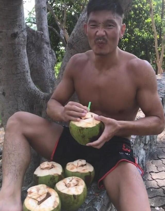 散打队长付高峰暴饮暴食沦为网红只要击败美丽死神就能回击质疑