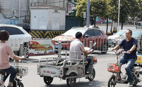 行人"横冲直撞",司机"胆战心惊"!乱穿马路问题如何才能不再发生